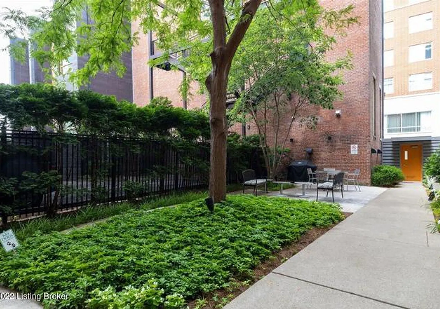 2 BR/2BA | Newly Renovated Condo| 1-Private Garage | Central downtown! — Photo 1