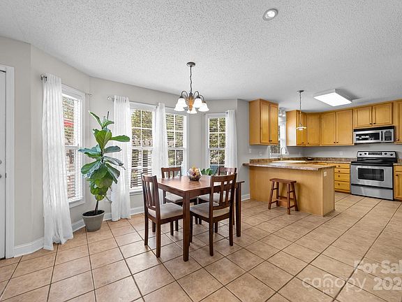 4th image of 1060 Glenfield Dr