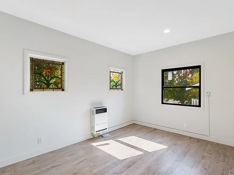 211 N Loma Ave — Photo 11