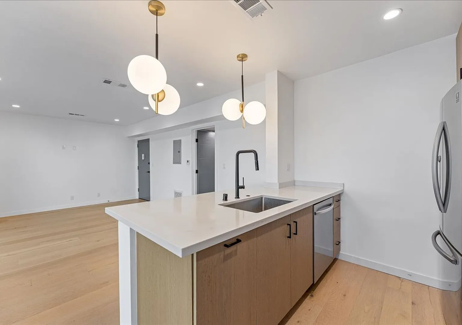 Beautiful One Bedroom Apartment In The Heart of West Hollywood! — Photo 3
