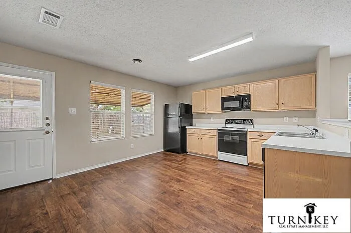 3 bed, 2.0 bath, 1584 sqft, $1,950 — Photo 3