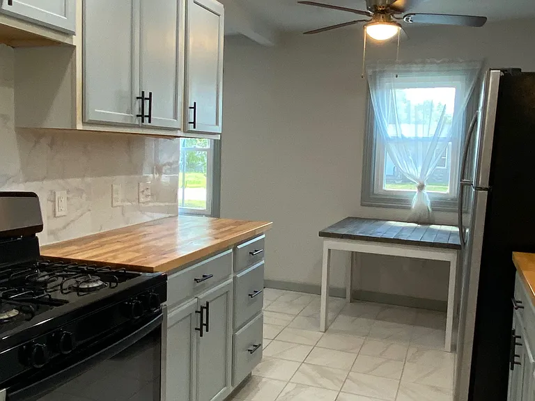 315 W Lilac Ln — Photo 3