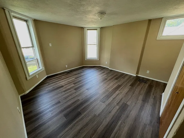 172 Hamline Ave — Photo 2