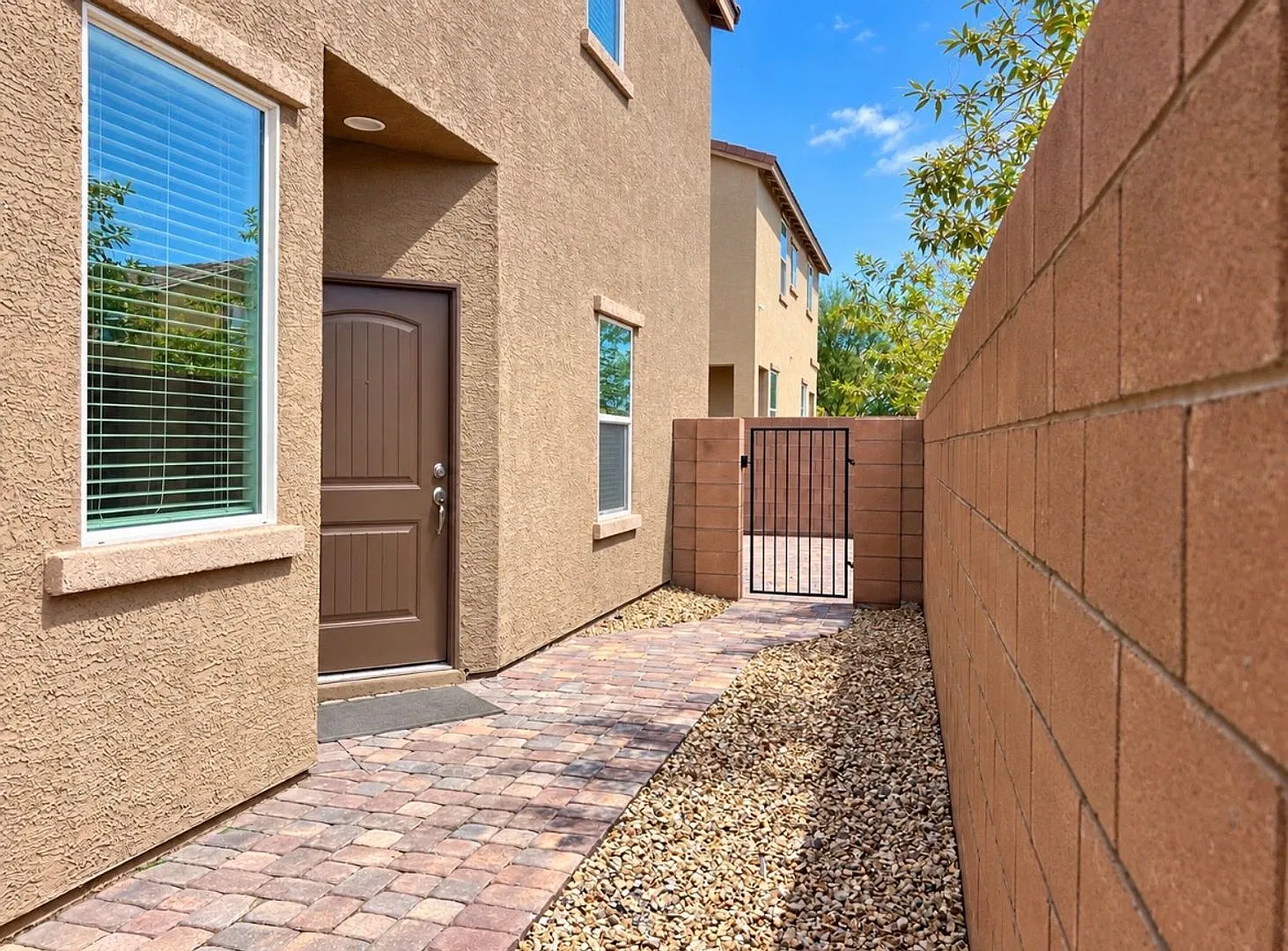 4 Bedroom Single Family / Newer Home — Photo 3
