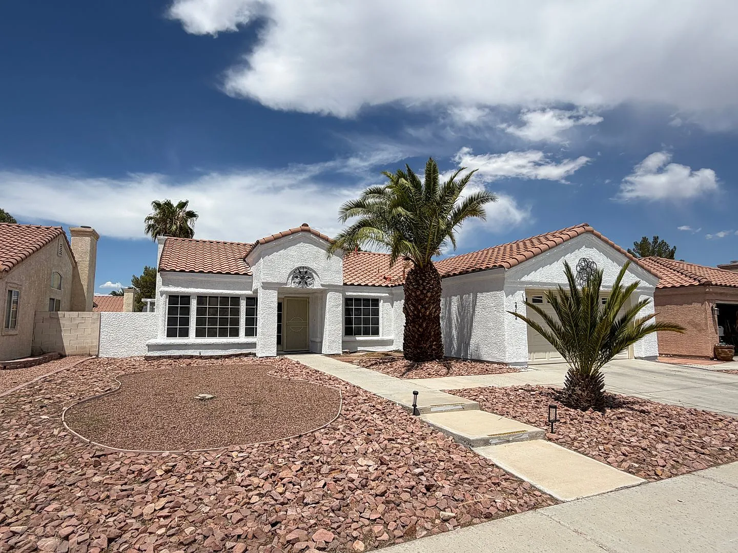 Beautiful 4 bedroom Henderson Home with Hot Tub & Spacious Backyard — Photo 3