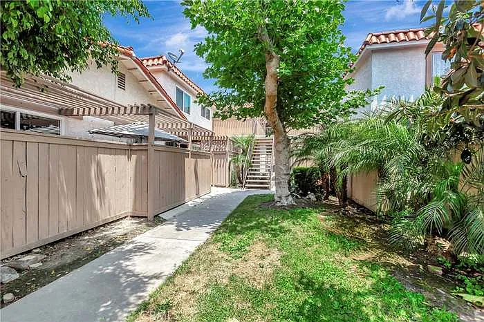3 bed, 866 sqft, $3,600 — Photo 4
