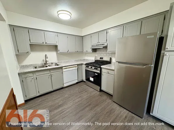 660 56th St SE APT 4, Grand Rapids, MI 49548