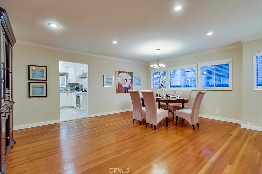 6 bed, 2406 sqft, $7,900 — Photo 4