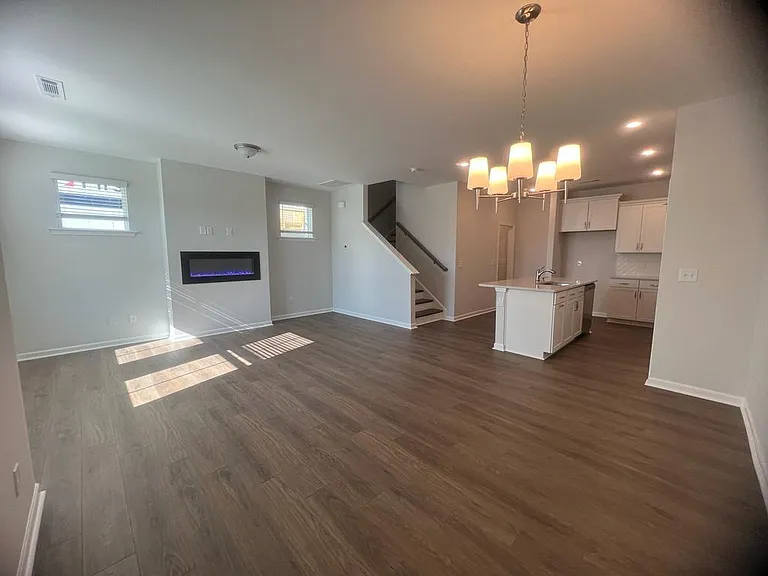 1518 Irving Hill Dr — Photo 2