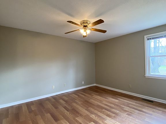 4th image of 284 Northwood Ter