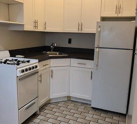3rd image of 22 W 83rd St APT B