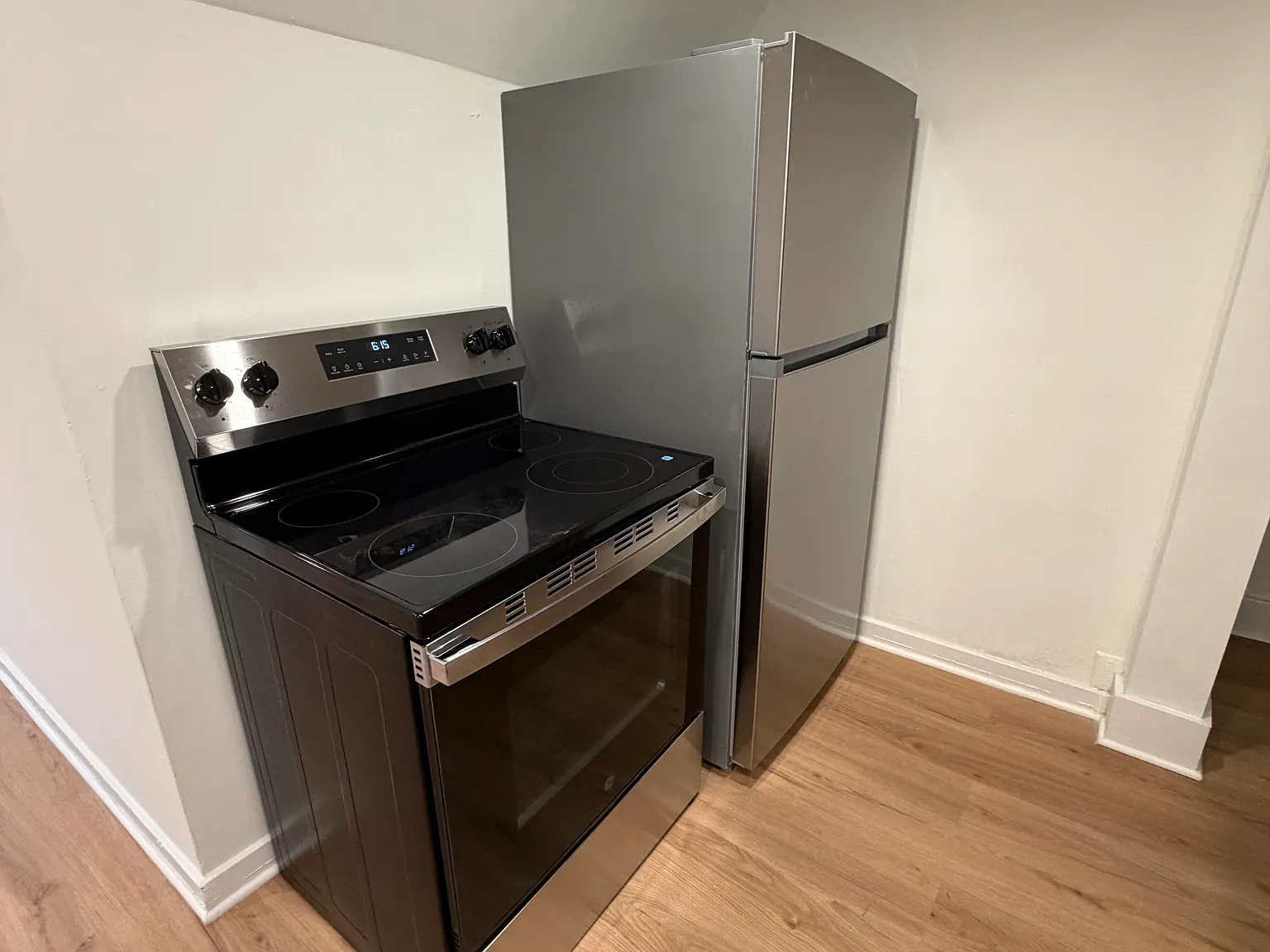 2 bed, 650 sqft, $2,100 — Photo 2
