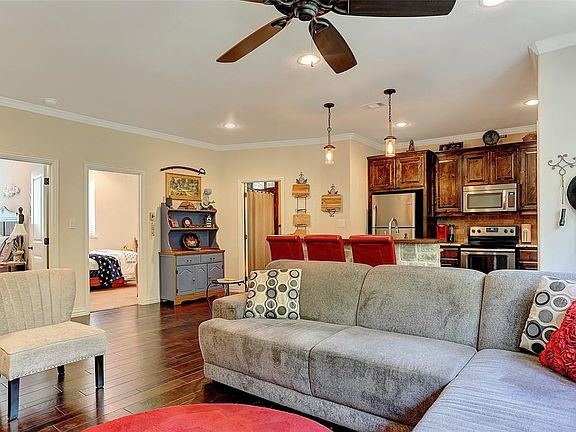 4th image of 38 Windsor Dr