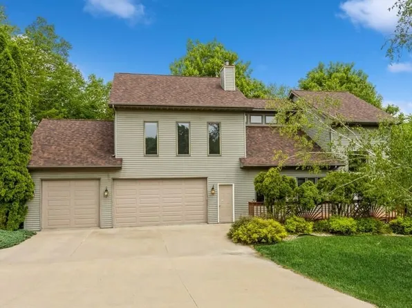 1622 Trishia Ct NW, Swisher, IA 52338