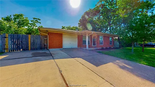 2104 Elmwood Dr Photo 1