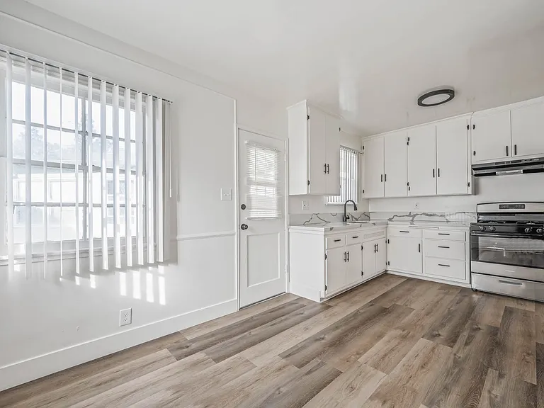 4067 Sutro Ave — Photo 7
