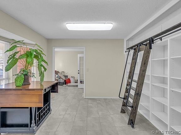 5th image of 4009 S Maple Ave