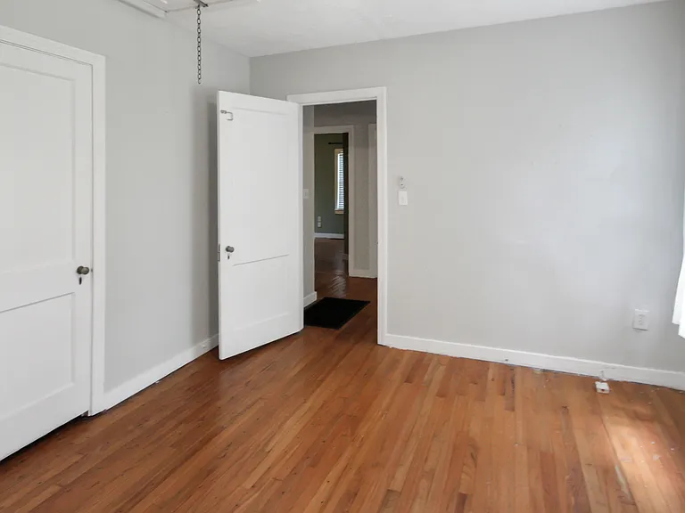 811 Oakwood Dr — Photo 5