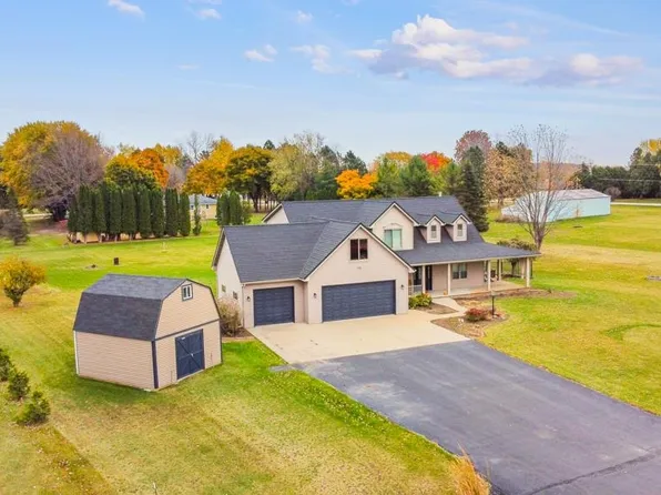 8120 Challenger Dr, Neenah, WI 54956