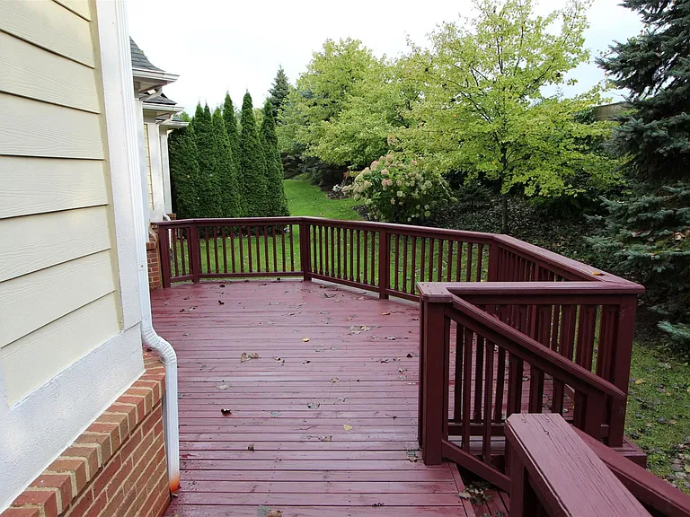 1090 Oakwood Dr — Photo 3
