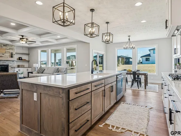 3901 S 212th St, Elkhorn, NE 68022