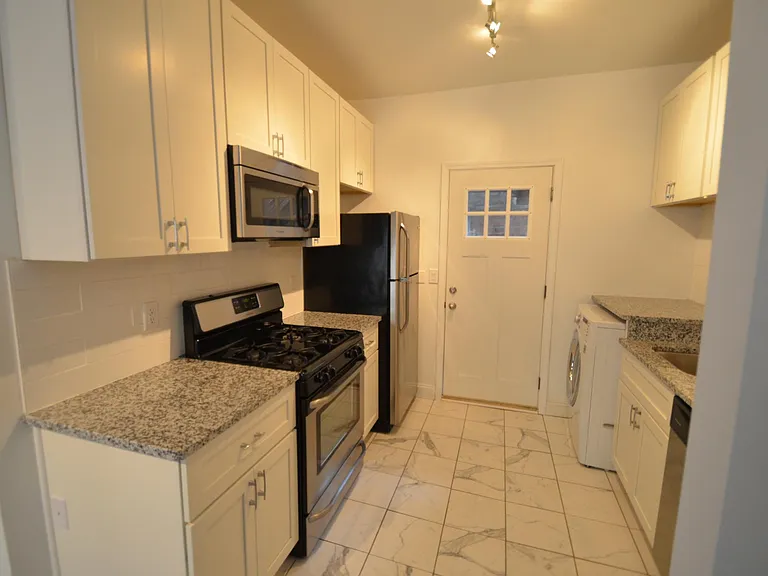Riverview Red Door Living — Photo 15