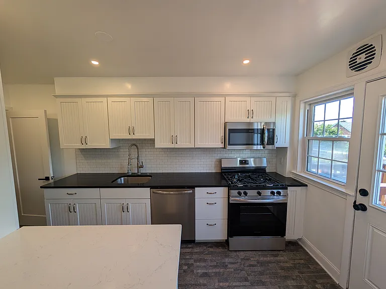 214 Stevenson Ln — Photo 5