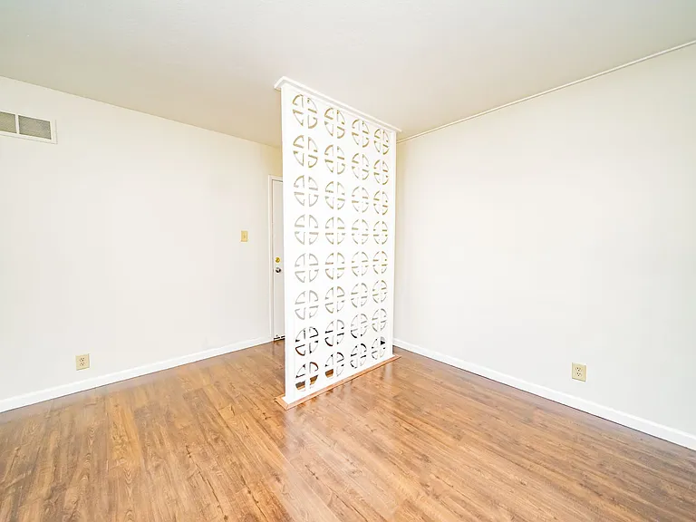 9309 Bancroft Ave — Photo 6