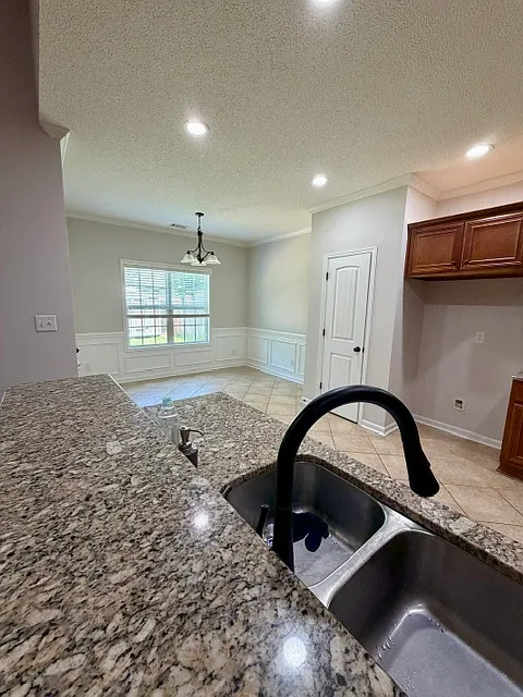 3 bed, 1800 sqft, $2,100 — Photo 4