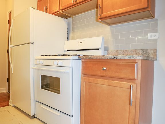 4th image of 6011-5 N Winthrop Ave