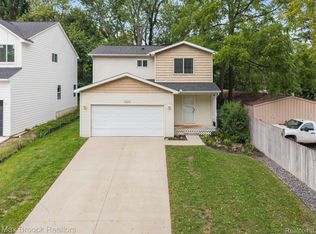 1020 Oregon Blvd, Waterford, MI 48327