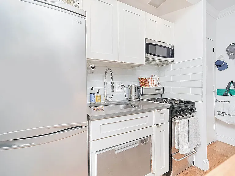 236 E 33rd St #1DD — Photo 2