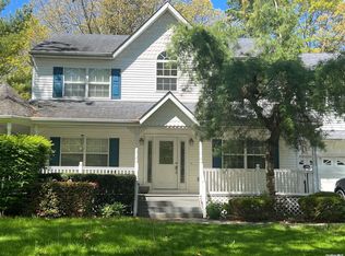 20 Greentree Dr, Medford, NY 11763