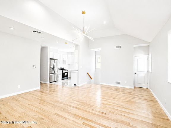 2nd image of 376 Ross Ave