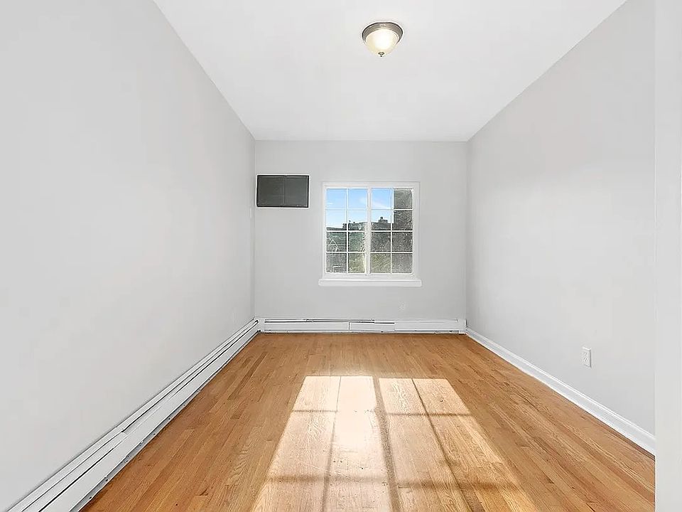 2nd image of 33 E 51st St #1