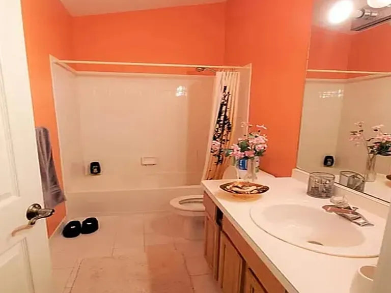 5689 Versailles Ave — Photo 14