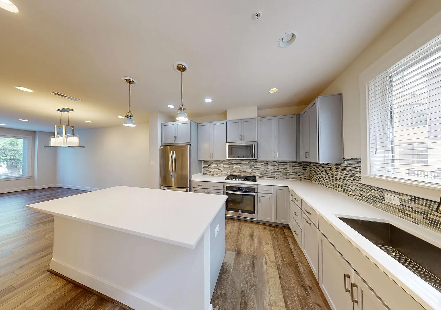 Fabulous 4-Level TH! 4Bed/3.5Bath with two car garage! — Photo 1