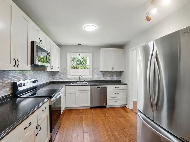 2413 Hoffman St — Photo 13