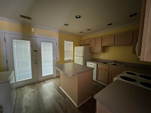 4th image of 304 Elm Hall Cir