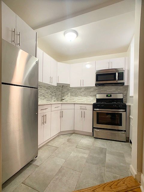 1st image of 200 E 18th St #3