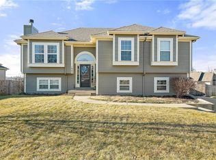 1903 Lake Dr, Smithville, MO 64089