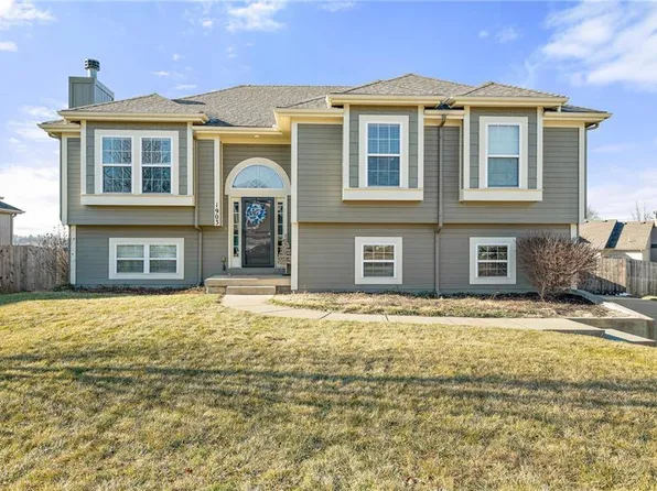 1903 Lake Dr, Smithville, MO 64089