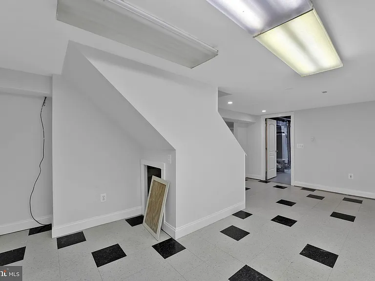810 Wisteria Dr — Photo 35