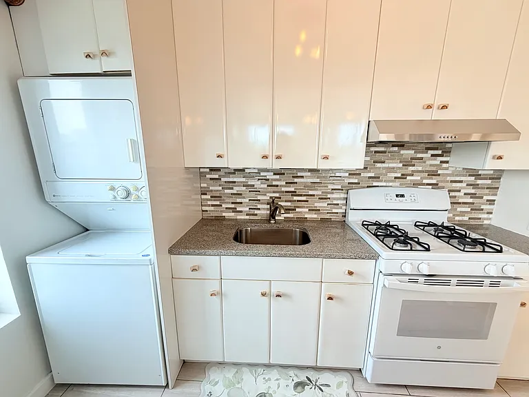 1489 E 8th St #D1 — Photo 3