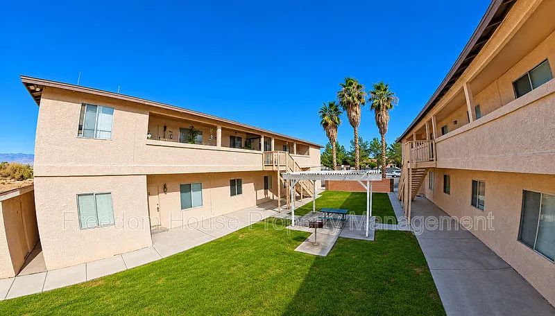 3 bed, 2.0 bath, 1077 sqft, $1,436 — Photo 2