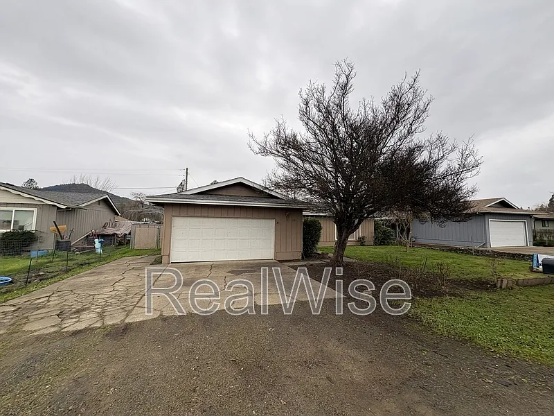 3 bed, 2.0 bath, 1096 sqft, $1,800 — Photo 3
