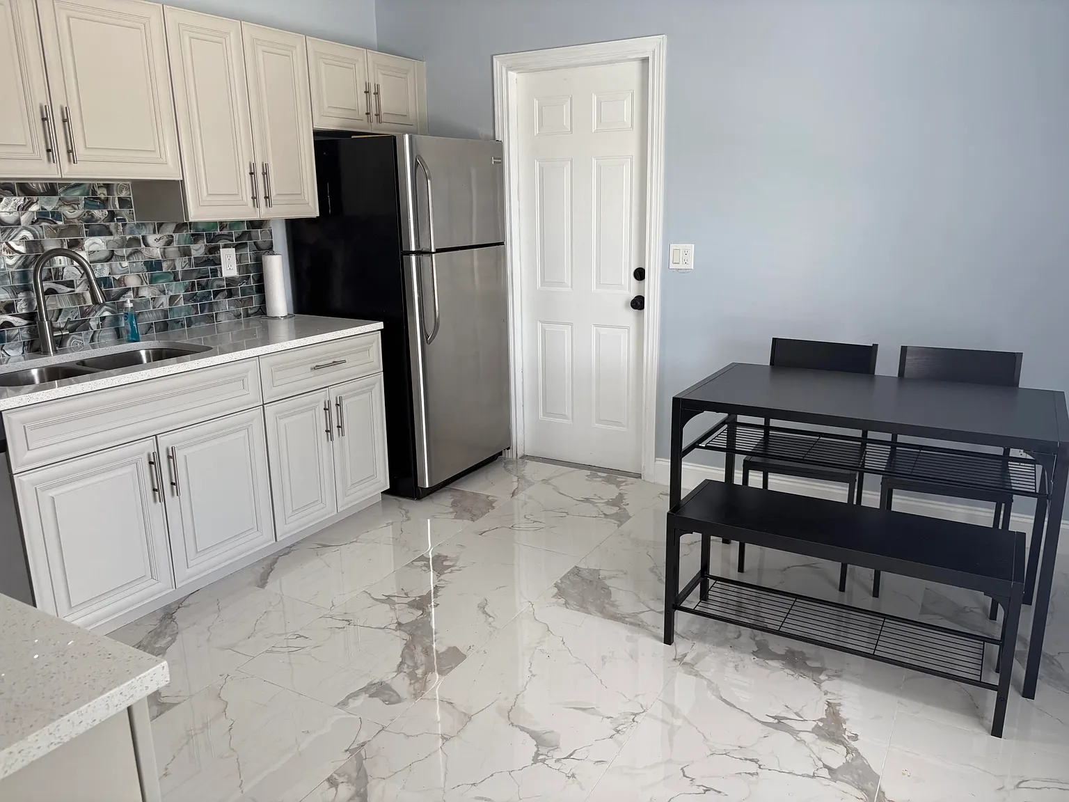 3 bed, 2.0 bath, 1545 sqft, $3,800 — Photo 4