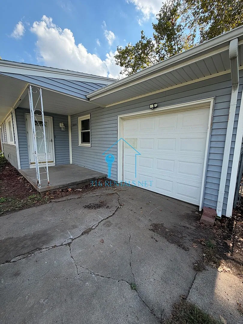 Three bed one bath available now! — Photo 2