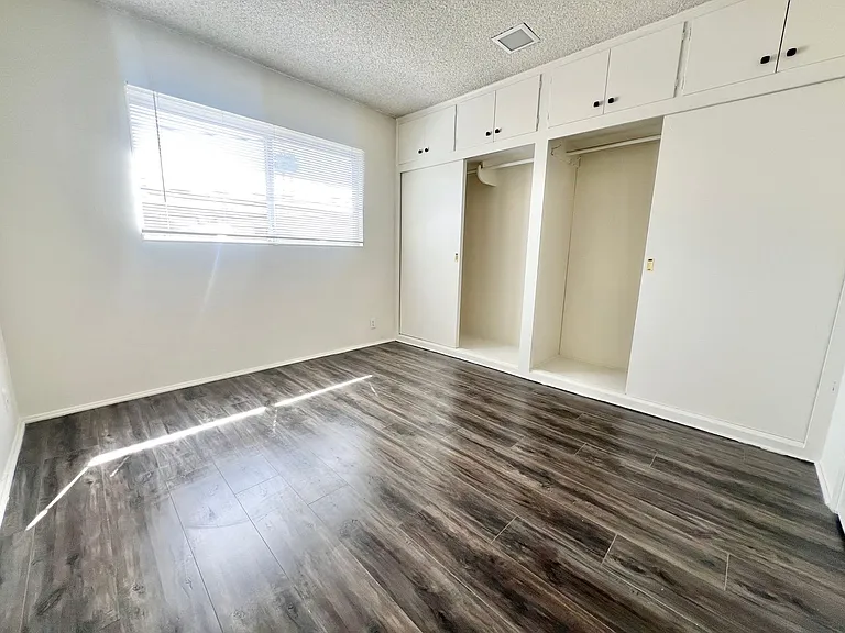 Top-Floor 1 Bedroom in Quiet Bluff Heights Courtyard Complex — Photo 9
