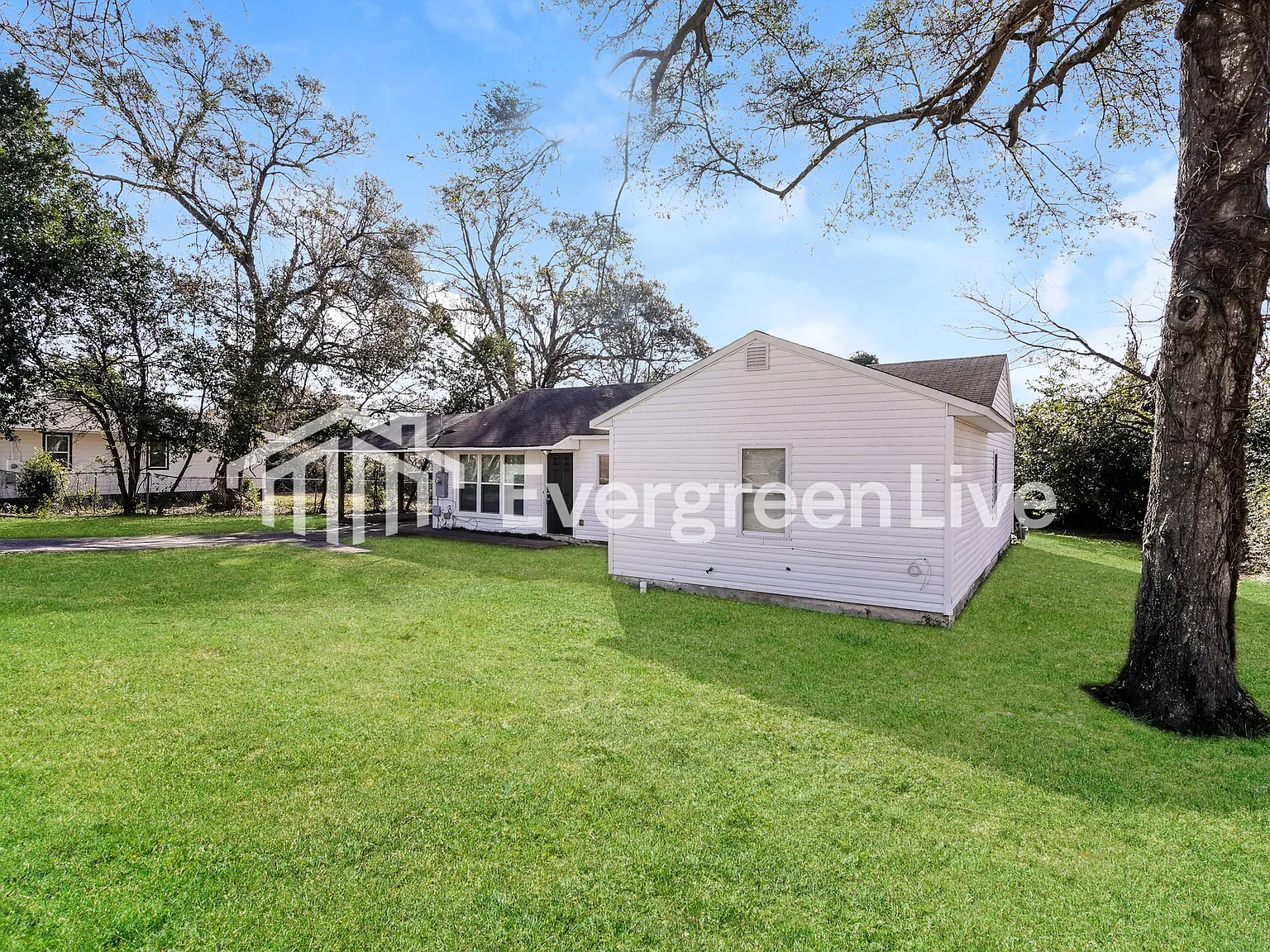 4 bed, 2.0 bath, 1372 sqft, $1,345 — Photo 2
